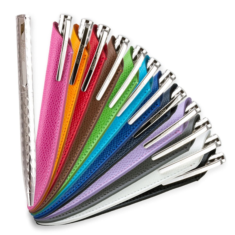 Stylo bille et son tui en cuir Essential  Acier rhodium / Dor / Noir – Veau grain (noir, bleu, vert…)